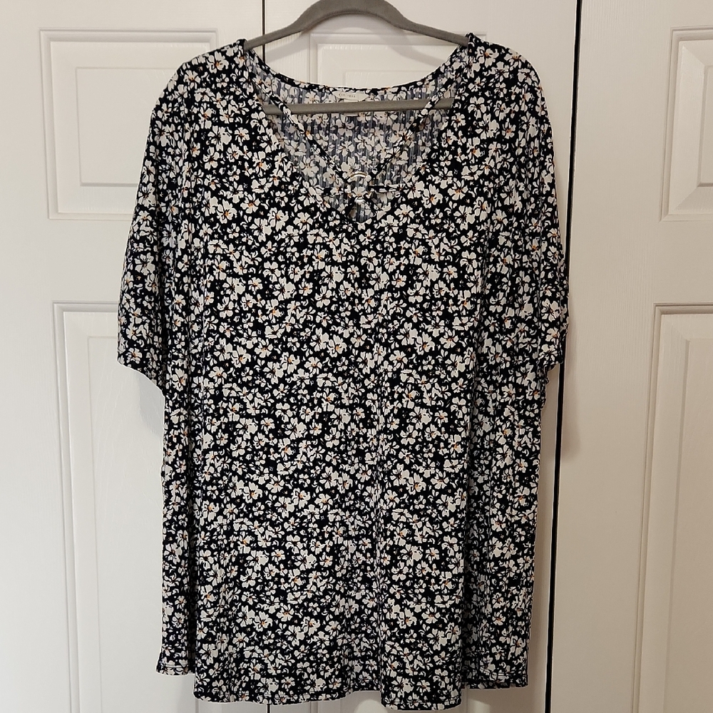 Chic Floral Women's Blouse in Navy and White